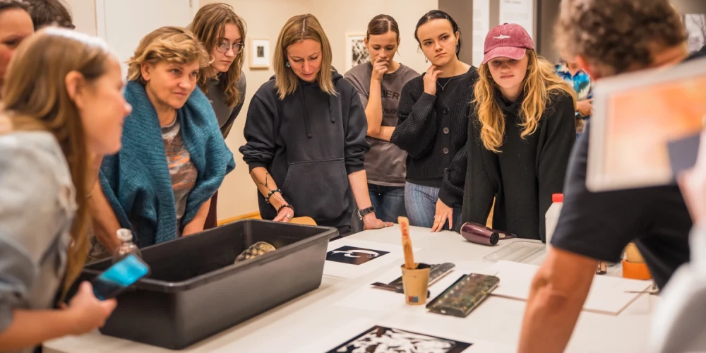 Mākslinieka Jāņa Murovska sietspiedes meistarklase.