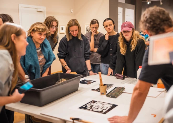 Mākslinieka Jāņa Murovska sietspiedes meistarklase.