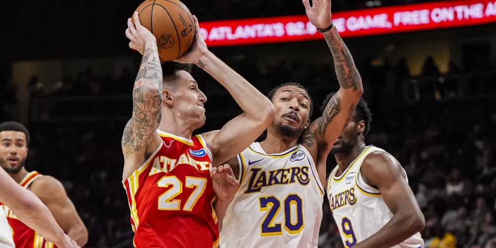 Atlantas "Hawks" komanda sestdien bez latvieša Kristapa Porziņģa izcīnīja uzvaru Nacionālās basketbola asociācijas spēlē.