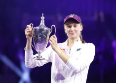 Kazahstānas tenisiste Ribakina uzvar "WTA Finals"; dubultspēlēs triumfē Kudermetova/Mertensa
