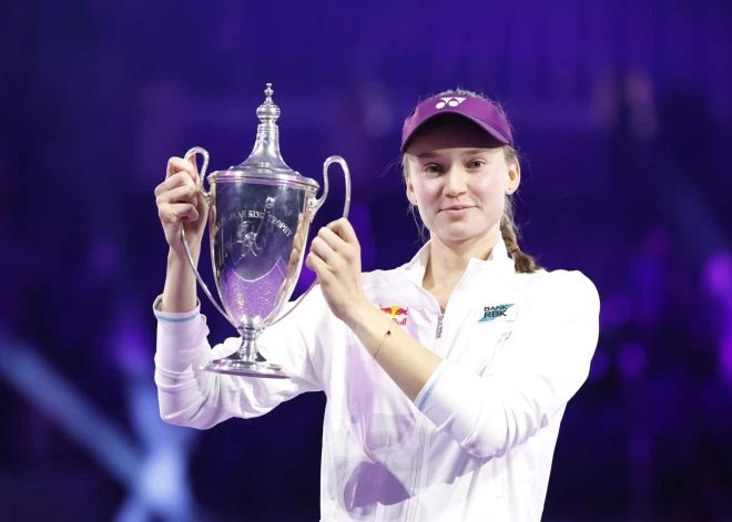 Kazahstānas tenisiste Ribakina uzvar "WTA Finals"; dubultspēlēs triumfē Kudermetova/Mertensa