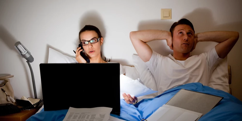 Emocionālā atsvešināšanās bieži vien sākas ar uzvedību – samazinās kopīgi pavadītā laika daudzums, zūd saskarsme un vēlme būt līdzās. Un tad seko arī viss pārējais.