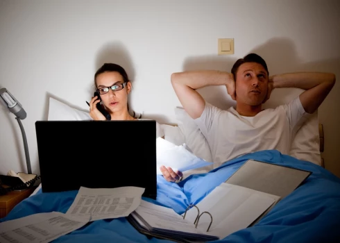 Emocionālā atsvešināšanās bieži vien sākas ar uzvedību – samazinās kopīgi pavadītā laika daudzums, zūd saskarsme un vēlme būt līdzās. Un tad seko arī viss pārējais.