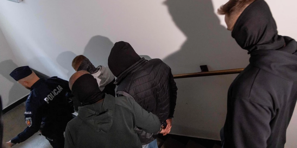 Policijas darbinieki izved ukrainieti Volodimiru Z. (otrais no labās puses) no Varšavas reģionālās tiesas zāles.