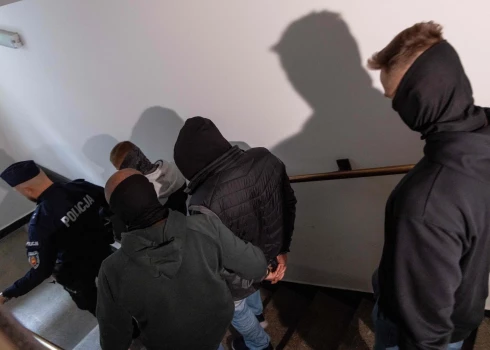 Policijas darbinieki izved ukrainieti Volodimiru Z. (otrais no labās puses) no Varšavas reģionālās tiesas zāles.