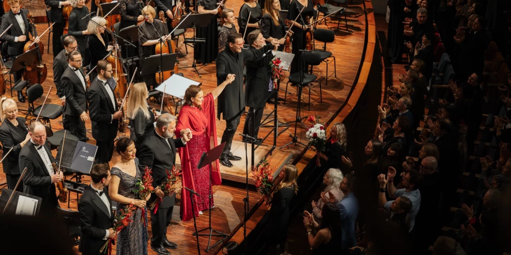 Ar diviem monumentāliem koncertiem un klausītāju vētrainām stāvovācijām nedēļas nogalē sagaidīta Liepājas koncertzāles “Lielais dzintars” desmitgade.
