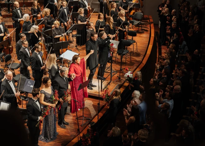 Ar diviem monumentāliem koncertiem un klausītāju vētrainām stāvovācijām nedēļas nogalē sagaidīta Liepājas koncertzāles “Lielais dzintars” desmitgade.