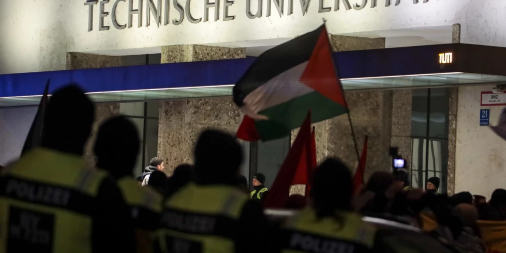 Protestētāji pie Minhenes Tehniskās universitātes.