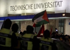 Palestīniešu atbalstītāji ielaužas Minhenes universitātē un sarīko uguņošanu uz jumta