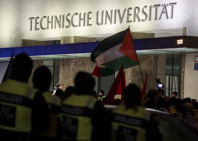 Palestīniešu atbalstītāji ielaužas Minhenes universitātē un sarīko uguņošanu uz jumta