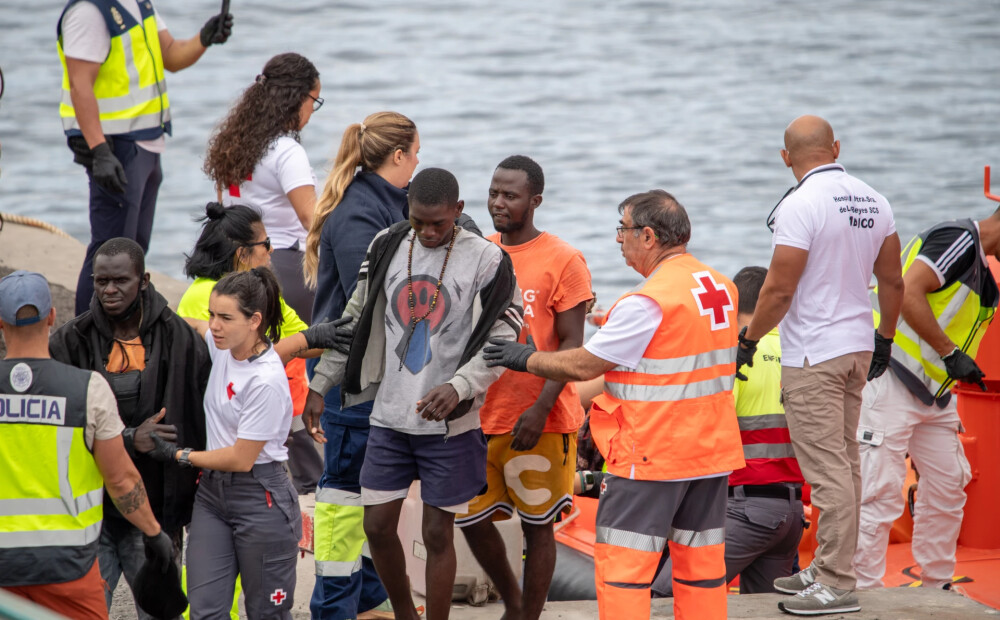 Ieraujot Atlantijas okeānā, Kanāriju salās vētrā gājuši bojā trīs cilvēki