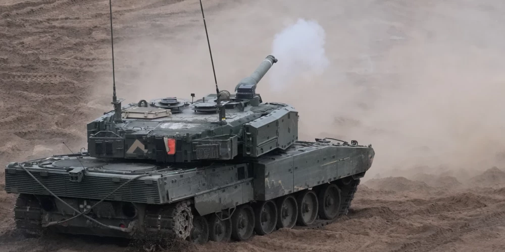 NATO Daudznacionālās brigādes Latvijā mācību "Resolute Warrior" tanku un smagās artilērijas manevru un kaujas šaušanas vingrinājums Ādažu poligonā.