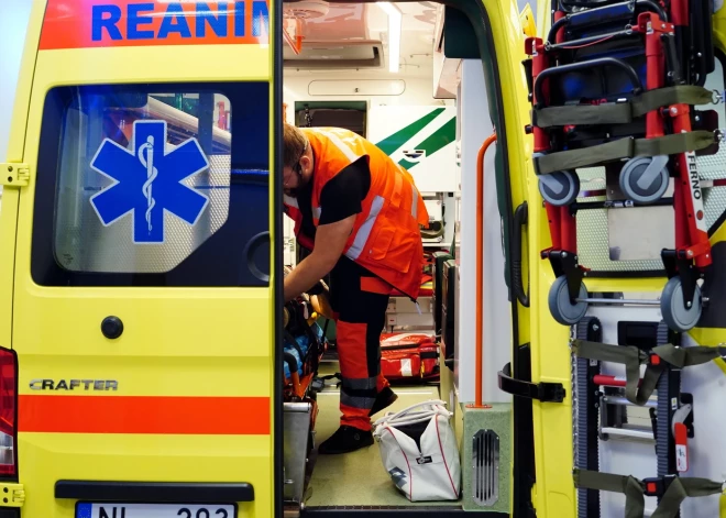 "Я старалась помочь человеку, а в ответ получила оскорбления": рижанка вызвала скорую по инструкции - и была унижена