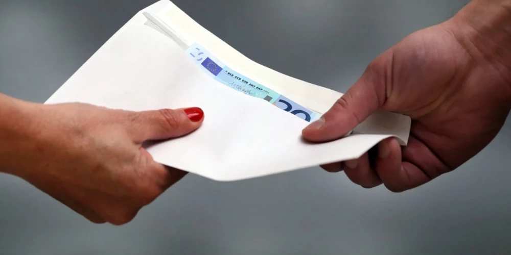 Likuma izmaiņas kukuļa lietu izmeklēšanai pazūd diskusijās par gramatiku. 