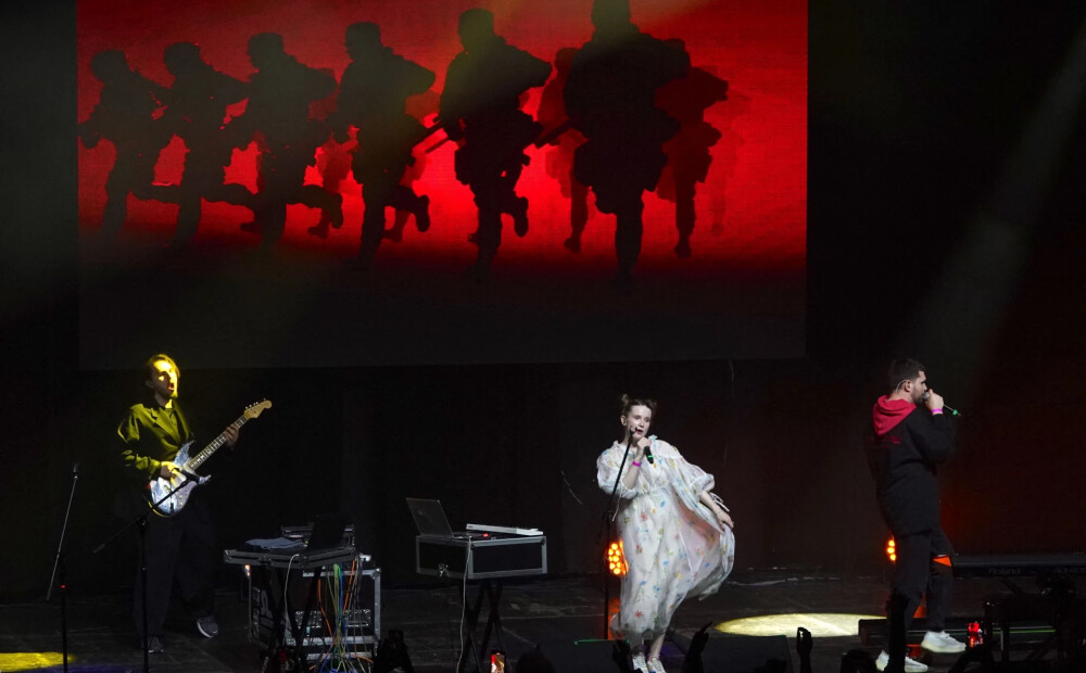 Dziedātāja “Monetochka” Rīgas koncerta laikā sāk smakt, viņu aizrauj ar ātro palīdzību uz slimnīcu