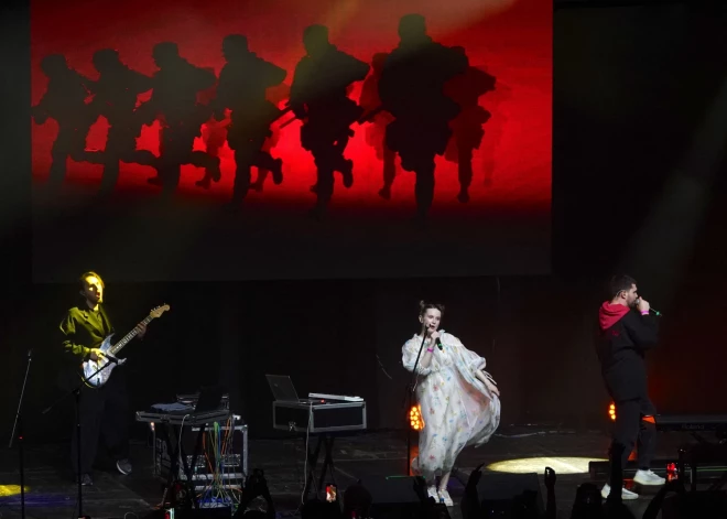 Dziedātāja “Monetochka” Rīgas koncerta laikā sāk smakt, viņu aizrauj ar ātro palīdzību uz slimnīcu