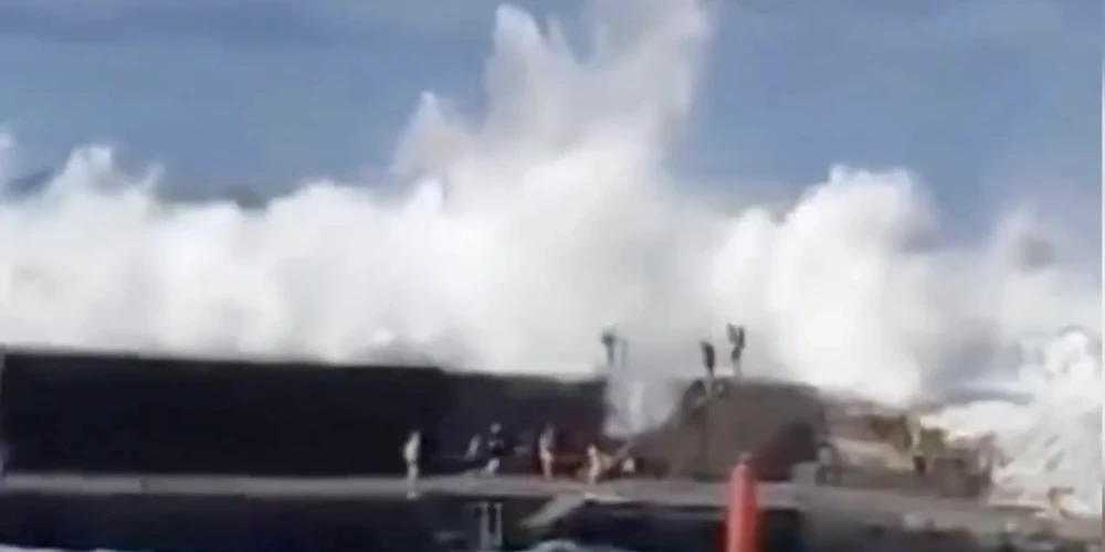 Sestdien plkst. 15.00 spēcīgs vilnis, kas pāršalca "Puerto de la Cruz" molu, okeānā ierāva desmit cilvēkus. 