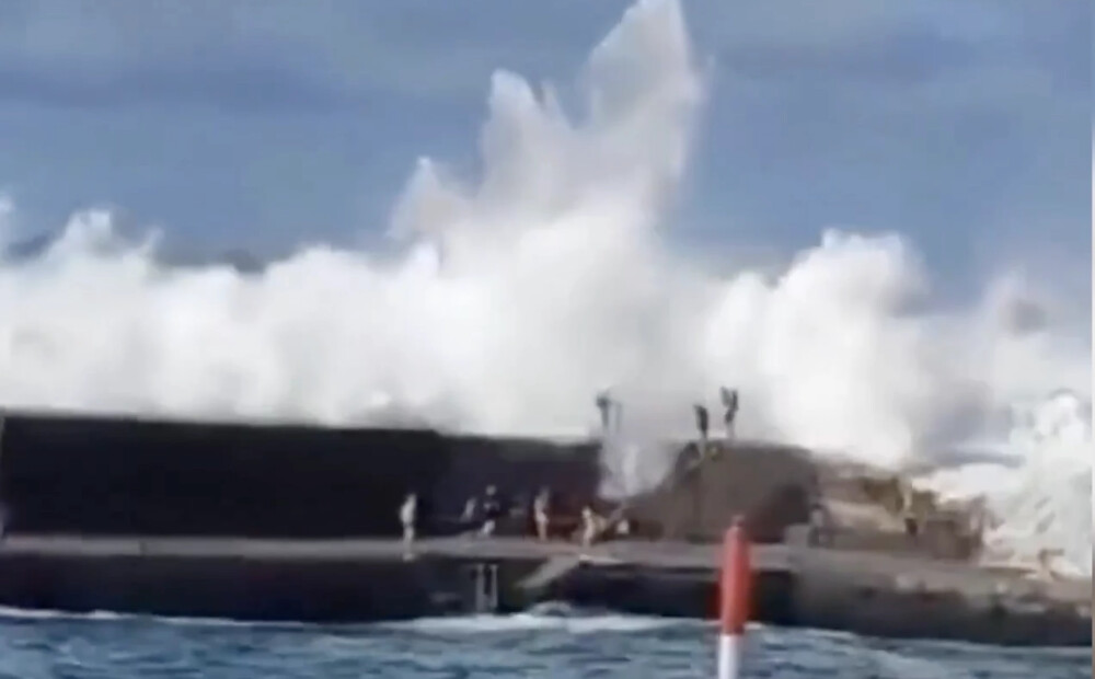 Tenerifē bīstami viļņi prasījuši trīs cilvēku dzīvības. VIDEO