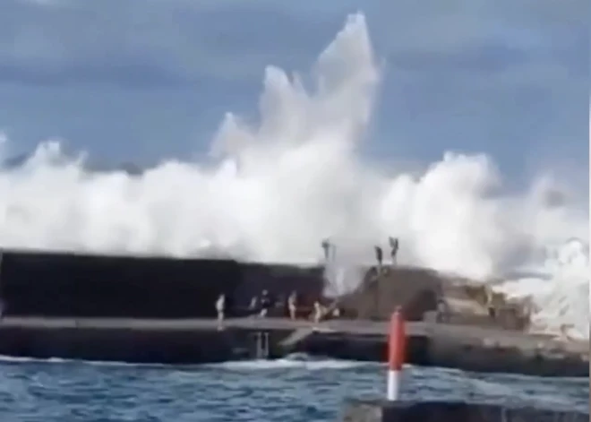 Tenerifē bīstami viļņi ierāvuši okeānā tūristus. Ir bojāgājušie. VIDEO