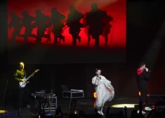 Певица Монеточка начала задыхаться во время выступления в Риге - ее увезли в больницу, а концерт отменили