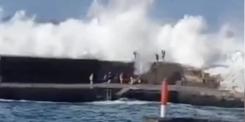 Сильная волна обрушилась на пирс и унесла в океан десять человек.