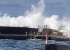 ВИДЕО: любопытство ценой в жизнь - на Тенерифе опасные волны унесли жизни трех человек