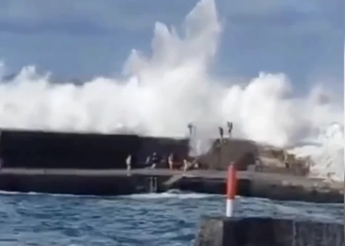 Сильная волна обрушилась на пирс и унесла в океан десять человек.