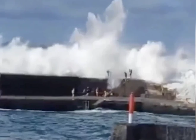 ВИДЕО: любопытство ценой в жизнь - на Тенерифе опасные волны унесли жизни трех человек