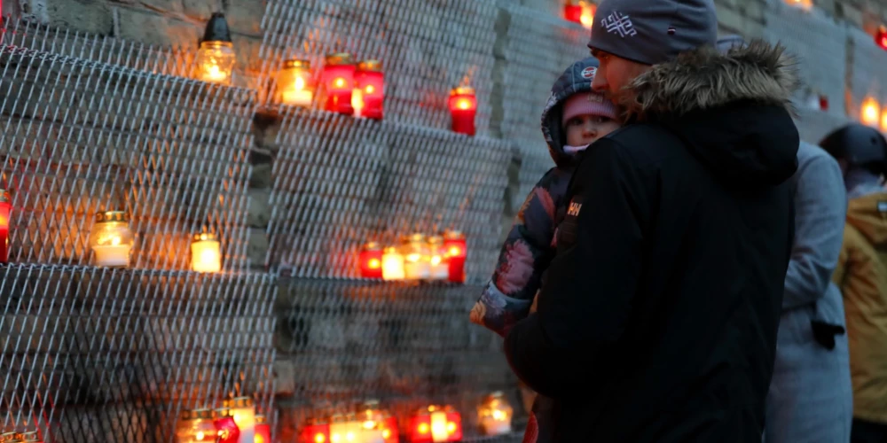 Par godu Lāčplēša dienai, cilvēki noliek svecītes pie Rīgas pils mūra 11.novembra krastmalā.