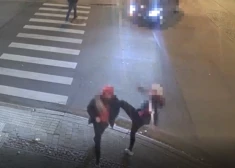 VIDEO: Rīgas centrā piekauj un aplaupa ārvalstu pilsoni; vainīgie aizturēti