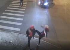 Жестокие кадры: в центре Риги избили и ограбили иностранного гражданина; виновных задержали