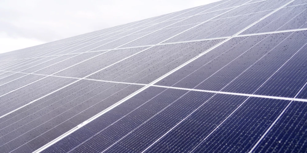 Saldus hibrīdparks ar 65 MW saules jaudu un 46 MW BESS sistēmu aizņems 96 hektāru platību un būs viens no modernākajiem šāda veida enerģijas objektiem Latvijā. 