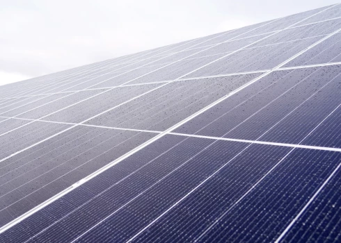 Saldus hibrīdparks ar 65 MW saules jaudu un 46 MW BESS sistēmu aizņems 96 hektāru platību un būs viens no modernākajiem šāda veida enerģijas objektiem Latvijā. 