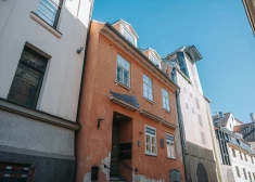 Государство продает ненужное: здание бывшего Музея кино в Старой Риге ушло с молотка