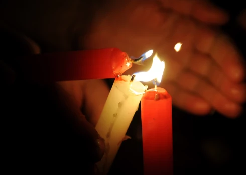 Sveces izvēlē svarīgi ņemt vērā ne tikai estētiku, bet arī praktiskos aspektus – drošību, laikapstākļu ietekmi un degšanas ilgumu. 