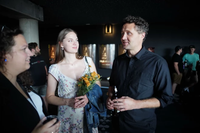 Šā gada 19. augustā uz dokumentālās filmas "Ceļā ir kaifs" pirmizrādi režisors Dzintars Dreibergs ieradās kopā ar jauno grafikas mākslinieci Emīliju Grinbergu.