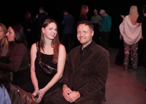 Rīgas modes nedēļā notikušo tērpu mākslinieces Sandras Silas radīto kino filmu varoņu tērpu modes skati Dzintars apmeklēja kopā ar Emīliju, kuras auguma aprises lika aizdomāties, ka drīzumā jaunā māksliniece kļūs par māmiņu. Dzintars un Emīlija kino tērpu modes skatē gan smaidīgi pozēja foto kamerām, gan lūkojās viens otra acīs, radot iespaidu, ka pāra starpā ir mīlestības pilnas attiecības.