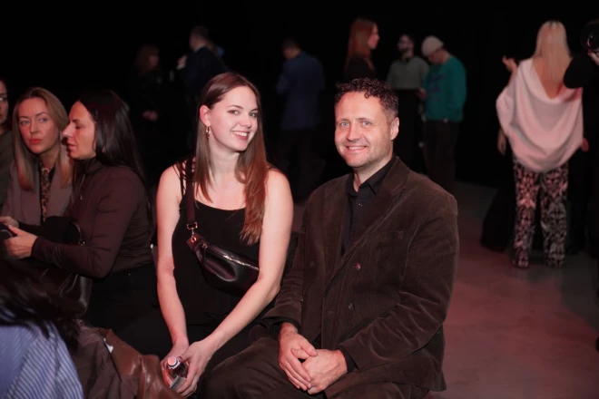 Rīgas modes nedēļā notikušo tērpu mākslinieces Sandras Silas radīto kino filmu varoņu tērpu modes skati Dzintars apmeklēja kopā ar Emīliju, kuras auguma aprises lika aizdomāties, ka drīzumā jaunā māksliniece kļūs par māmiņu. Dzintars un Emīlija kino tērpu modes skatē gan smaidīgi pozēja foto kamerām, gan lūkojās viens otra acīs, radot iespaidu, ka pāra starpā ir mīlestības pilnas attiecības.