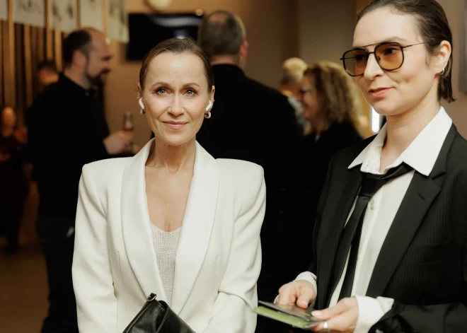 Izrādes centrā ir Erkila Puaro tēls - prāts, kas meklē loģiku pasaulē, kurā emocijas un vainas apziņa bieži ņem virsroku.