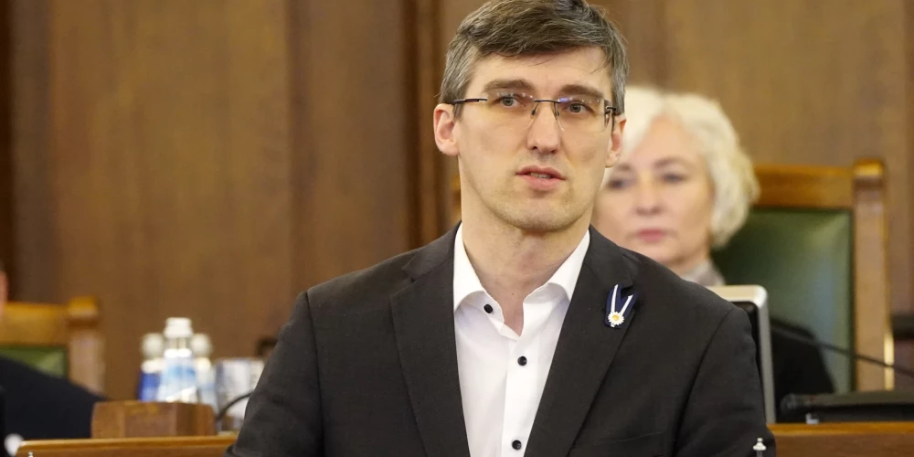 Депутат Юрис Вилюмс объяснил свое отсутствие личной позицией: "Это мое решение - не голосовать". 