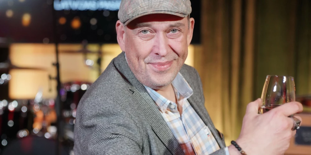 Mūziķis Normunds Jakušonoks Latvijas valsts svētku laikā gandrīz vienmēr ir uz skatuves. “Tāds ir mans dzīves ritms jau četrdesmit gadu – kamēr citi svin, es dziedu,” viņš smejas.