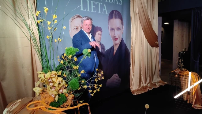 Normunda Laizāna varoņa sievu seriālā atveido aktrise Madara Botmane, kurai jau pirmajā sērijā ir sānsolis ar Valmieras teātra aktiera Aksela Aizkalna atveidoto aktiermākslas studentu.