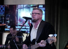 Dziedātājs Atis Ieviņš pārvērties līdz nepazīšanai