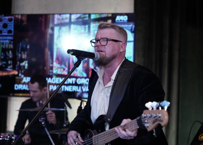 Dziedātājs Atis Ieviņš pārvērties līdz nepazīšanai