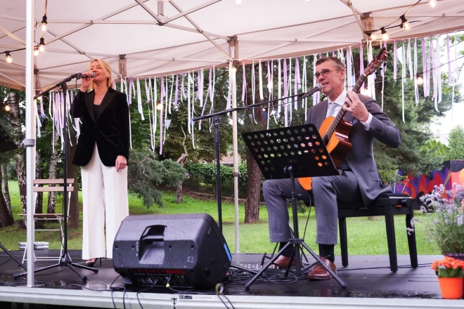 Arvien biežāk ģitārists Kaspars Zemītis koncertē kopā ar sievu Andu, kura skatītājus apbur ar savu skaisto balsi.