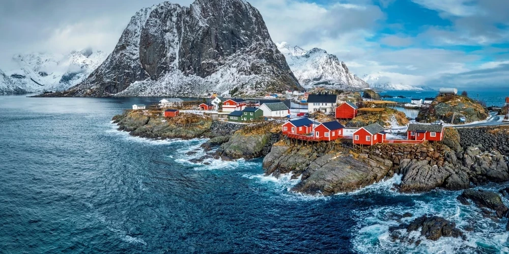 Skandināvija (dāņu un zviedru: Skandinavien, norvēģu un fēru: Skandinavia) ir vēsturisks un ģeogrāfisks Ziemeļeiropas reģions Skandināvijas pussalā. Skandināvijas valstis ir Norvēģija, Zviedrija un Dānija, kuras kultūras ziņā ir ļoti līdzīgas par spīti politiskai neatkarībai. Skandināvijai sarunvalodā mēdz pieskaitīt arī ārpus Skandināvijas esošās Ziemeļvalstis: Somiju, Fēru salas un Īslandi, kas ietilpst skandināvu kultūrtelpā.