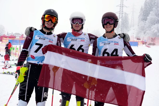 Jurģis (pirmais no labās), kopā ar komandas biedriem piedaloties Eiropas jauniešu olimpiādē Itālijā.