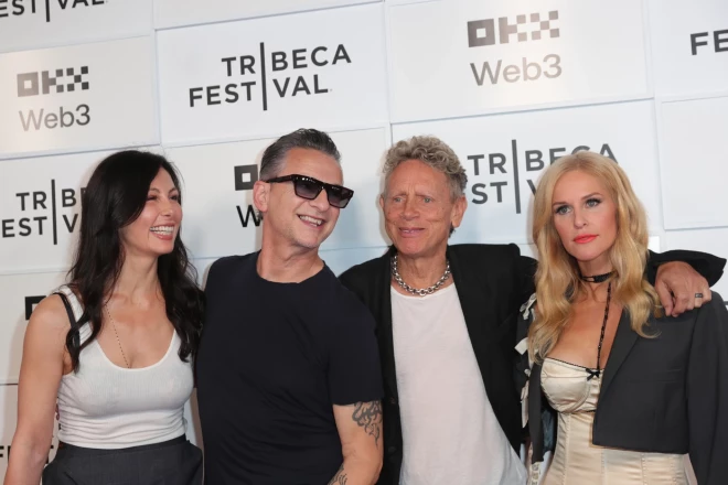 Filmas "Depeche Mode: M" pirmizrādes vakarā Ņujorkā 2025. gada jūnijā: Deivs Gāns ar trešo sievu Dženiferu Skliasu un Mārtins Gors ar otro sievu Keriliju Kaski.