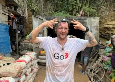 Jānis Krīvēns un Sandijs Semjonovs apciemo baltās pensionāres, kas jaunus mīļotos atrod Āfrikā