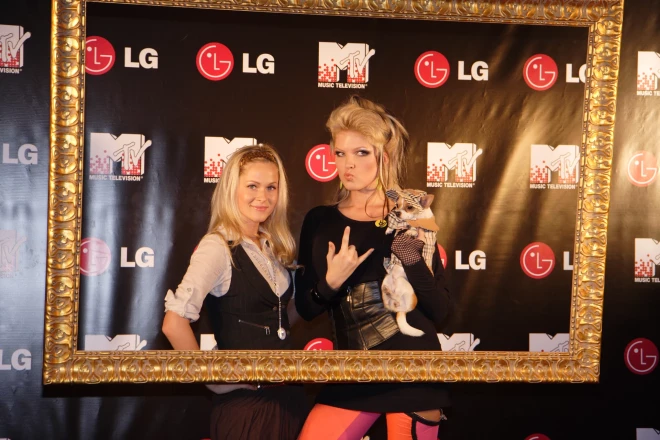 2006. gada rudenī "MTV Latvija" atklāšanas ballītē Ella ar skatuves kolēģi Lindu Kalniņu jeb Lily un savu čivavas sunīti Čikitu, kas bieži vien savu saimnieci pavadīja uz saviesīgiem burziņiem.